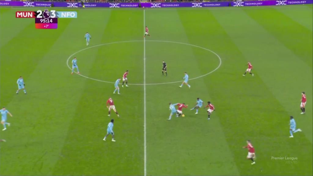 神金！此前补时阶段奥纳纳开任意球和裁判搞巅峰对决