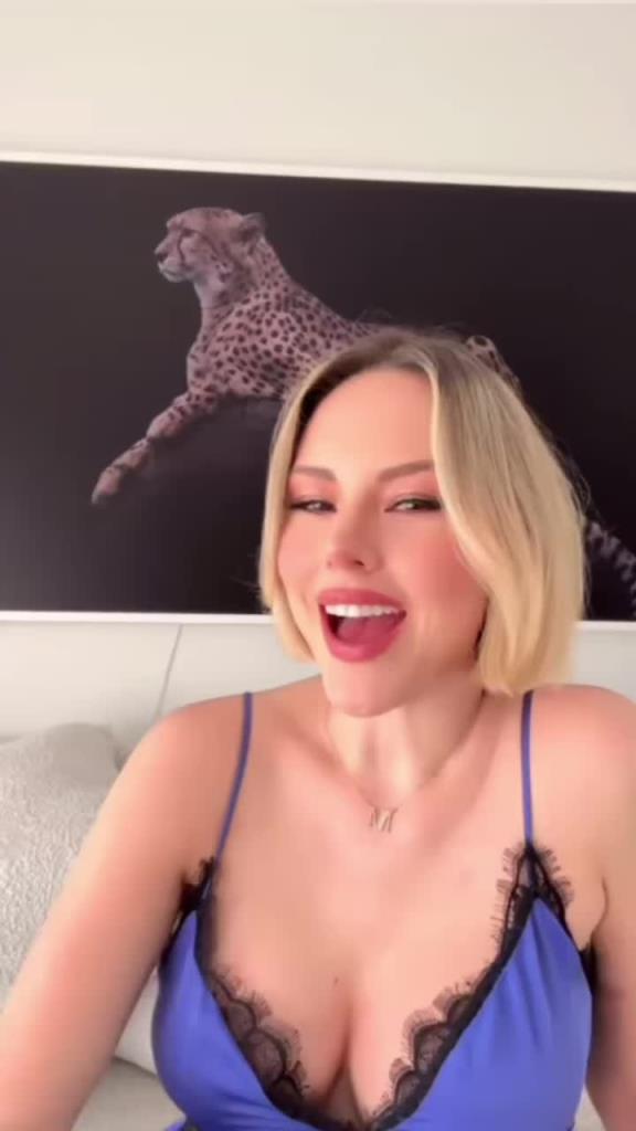 这一激动就晃晃悠悠~欧冠女主持激烈探讨自己想要水下照片