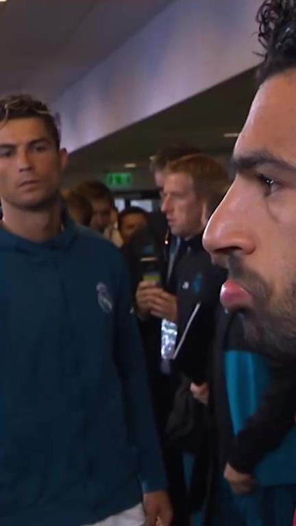 C罗看萨拉赫的眼神……这是一种大哥看小弟的俯视感啊