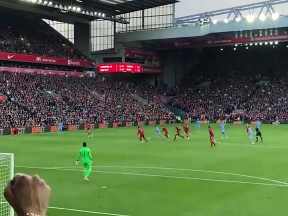 范迪克：我没开玩笑我不是被晃倒了，而是对面有个“梅西”