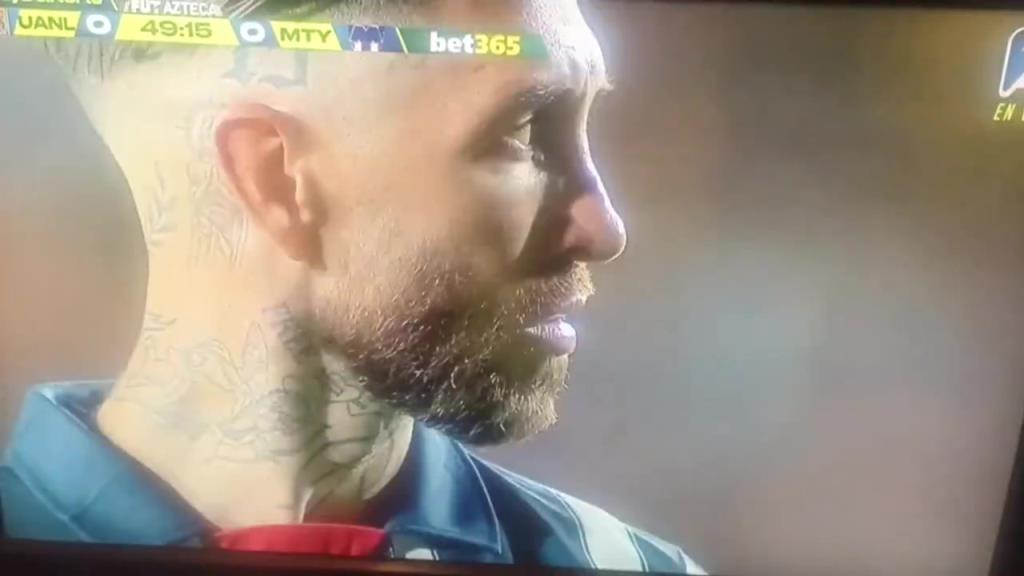 逆天！守门员扭屁股嘲讽拉莫斯裁判竟然毫无表示