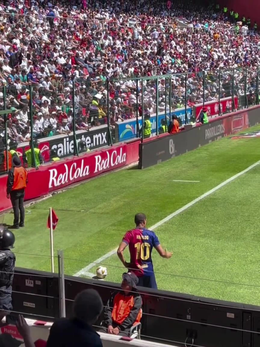 青春！53岁里瓦尔多助攻普约尔暴力头槌，竟然还是卡西守门！